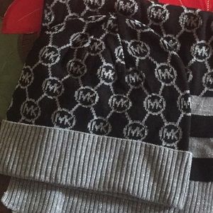 🛑 SOLD Michael Kors MK Scarf & Beanie Hat Set